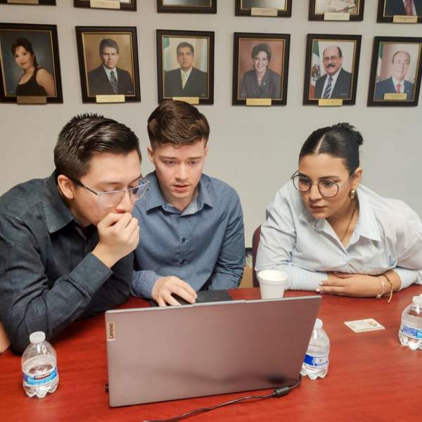 Estudiantes de UES logran primer lugar nacional en contabilidad gubernamental